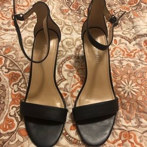 The limited work heels in navy